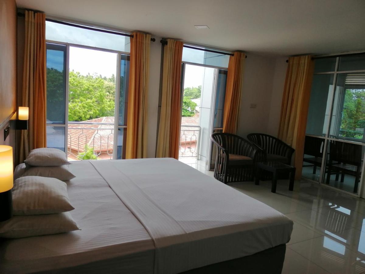 Mars Hotel Тангалла Экстерьер фото